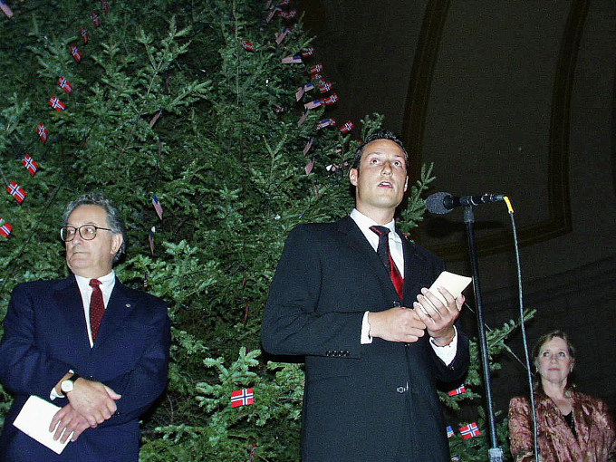 In 1998, the Crown Prince also lit the Christmas tree in Washington, D.C. He is pictured here with then Norwegian Ambassador Tom Vraalsen and actress Liv Ullmann. Photo: Helge Øhgrim, NTB.